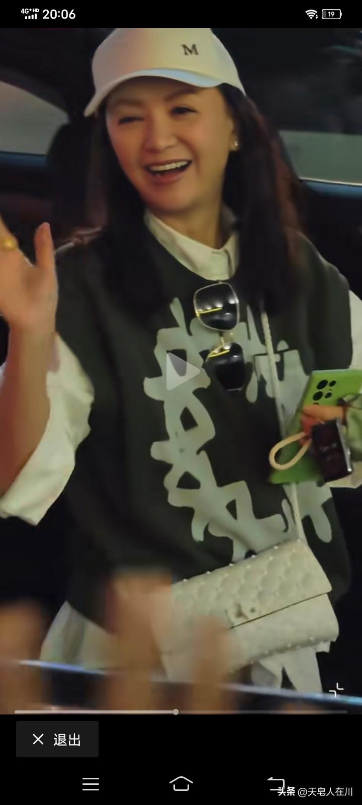 岁月从不败美人，偶然在网上看到一张港星曾华倩观看谭校长演唱会的照片，虽说比之前少