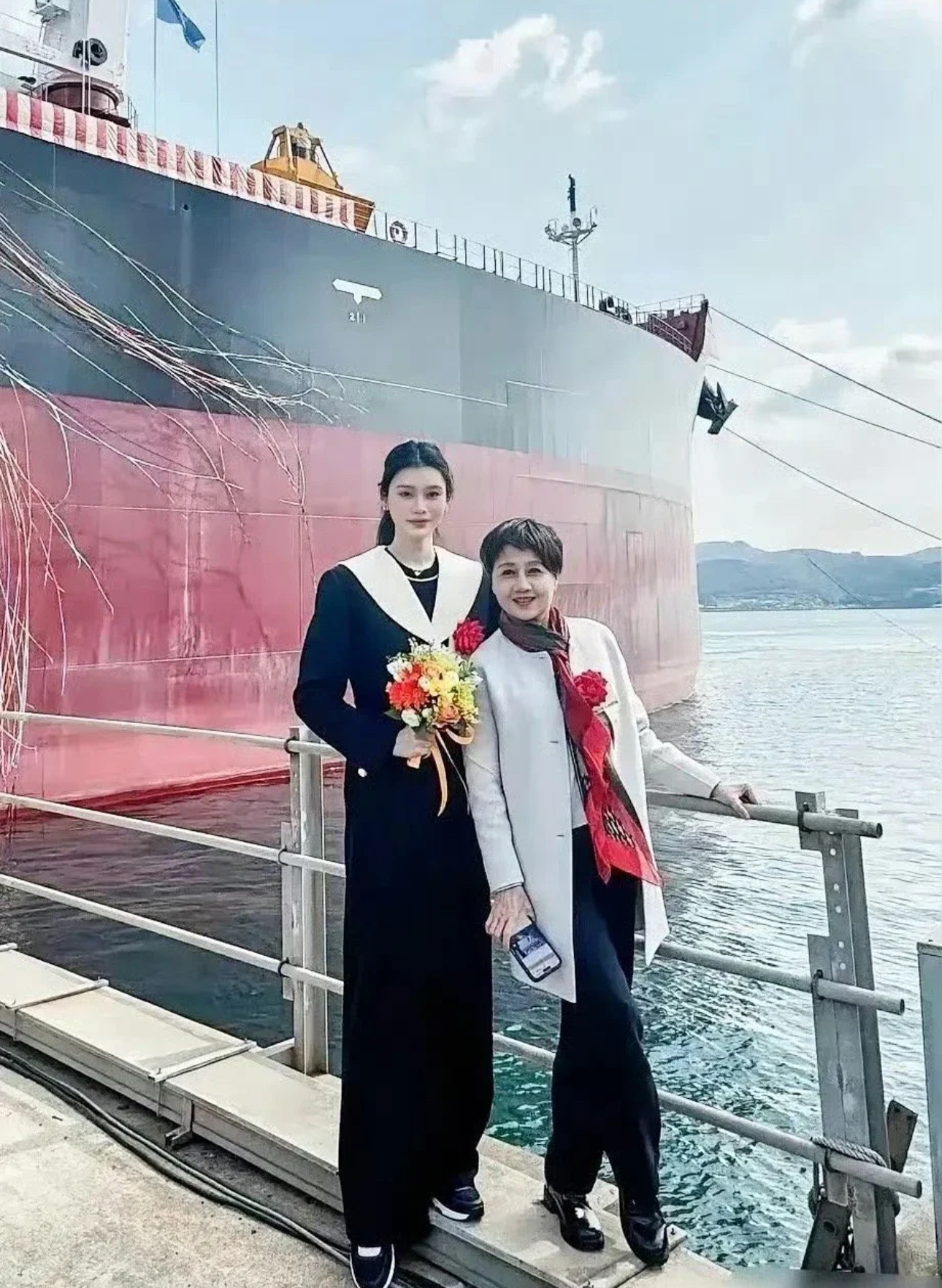 从四太这个身体语言来看，她对奚梦瑶这个儿媳妇还是很满意的 ​​​