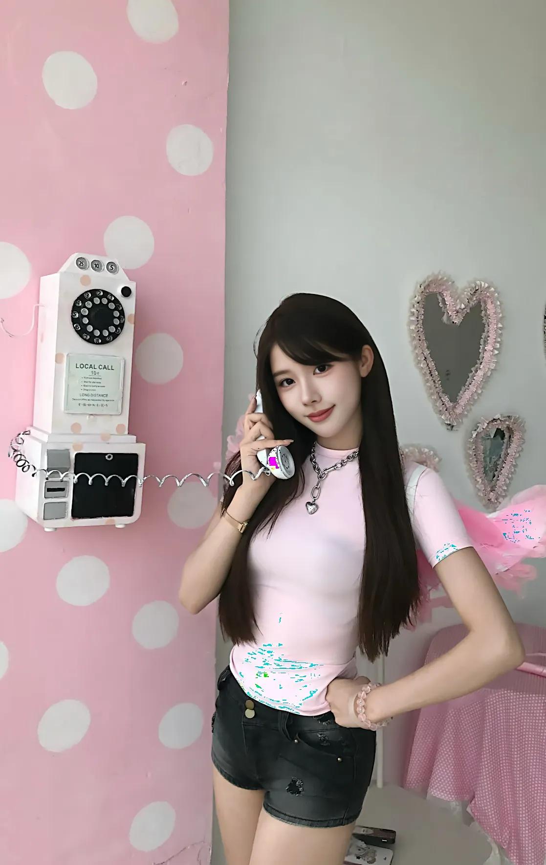 爱情中金钱重要性因人而异，学生谈恋爱没有金钱也可以谈，出了社会谈恋爱没有金钱寸步