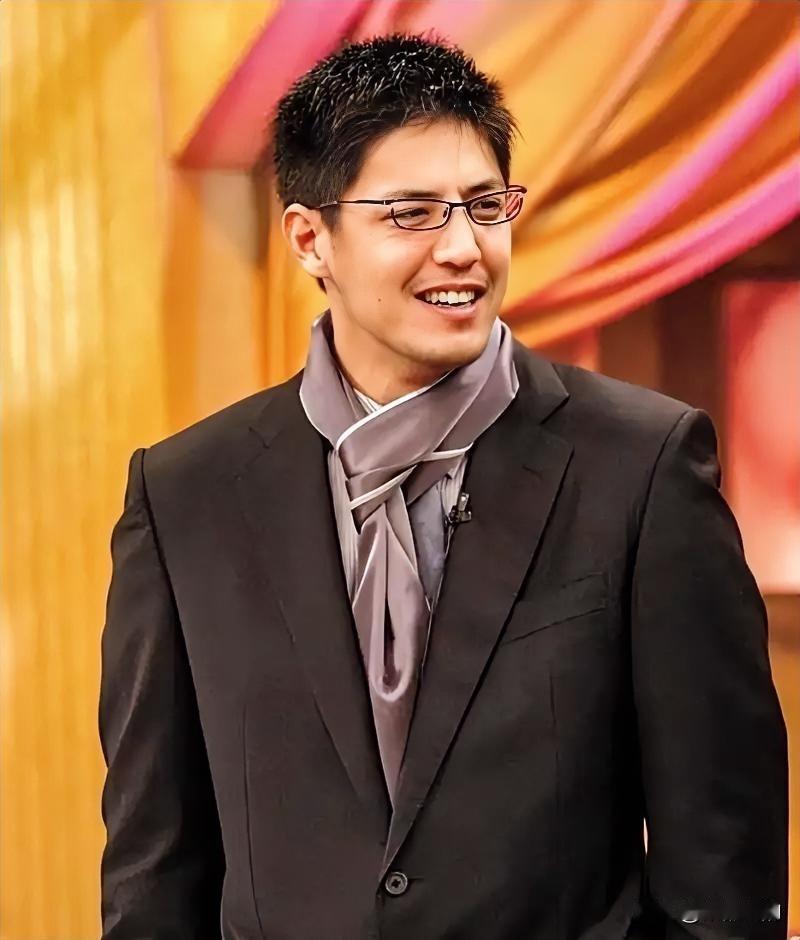 蒋友柏：挣脱家族阴影的自我突围者
 
蒋友柏，身为蒋家第四代，他毅然和政治划清界