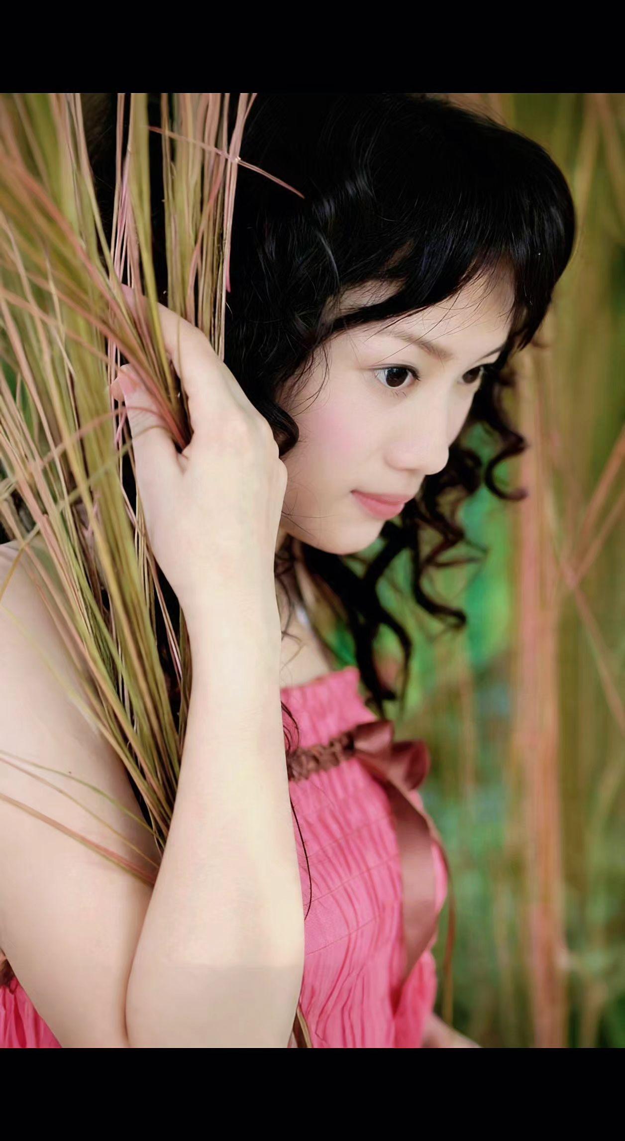 🌿发丝缠绕着草叶的私语，粉裙是夏末未拆的信💌。风过时，连时间都慢成了滤镜✨