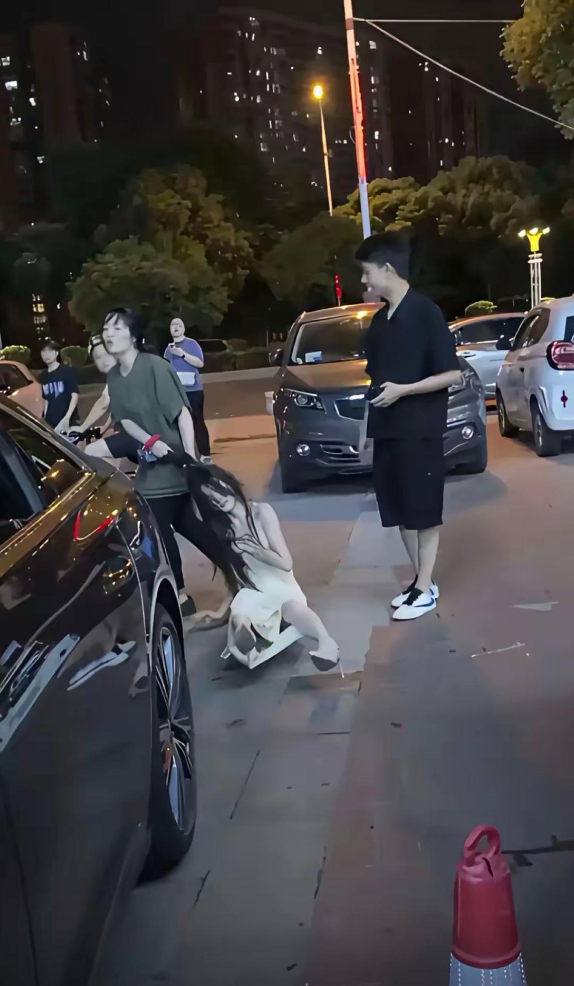 全网看多了原配当街揪着小三打骂，打老公的却没几个 ～
女生死死拽住对方头发不肯松