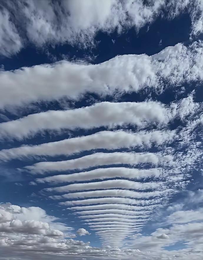 你见过通往天际的云梯吗？

        这张照片定格了天空中一场罕见又震撼的