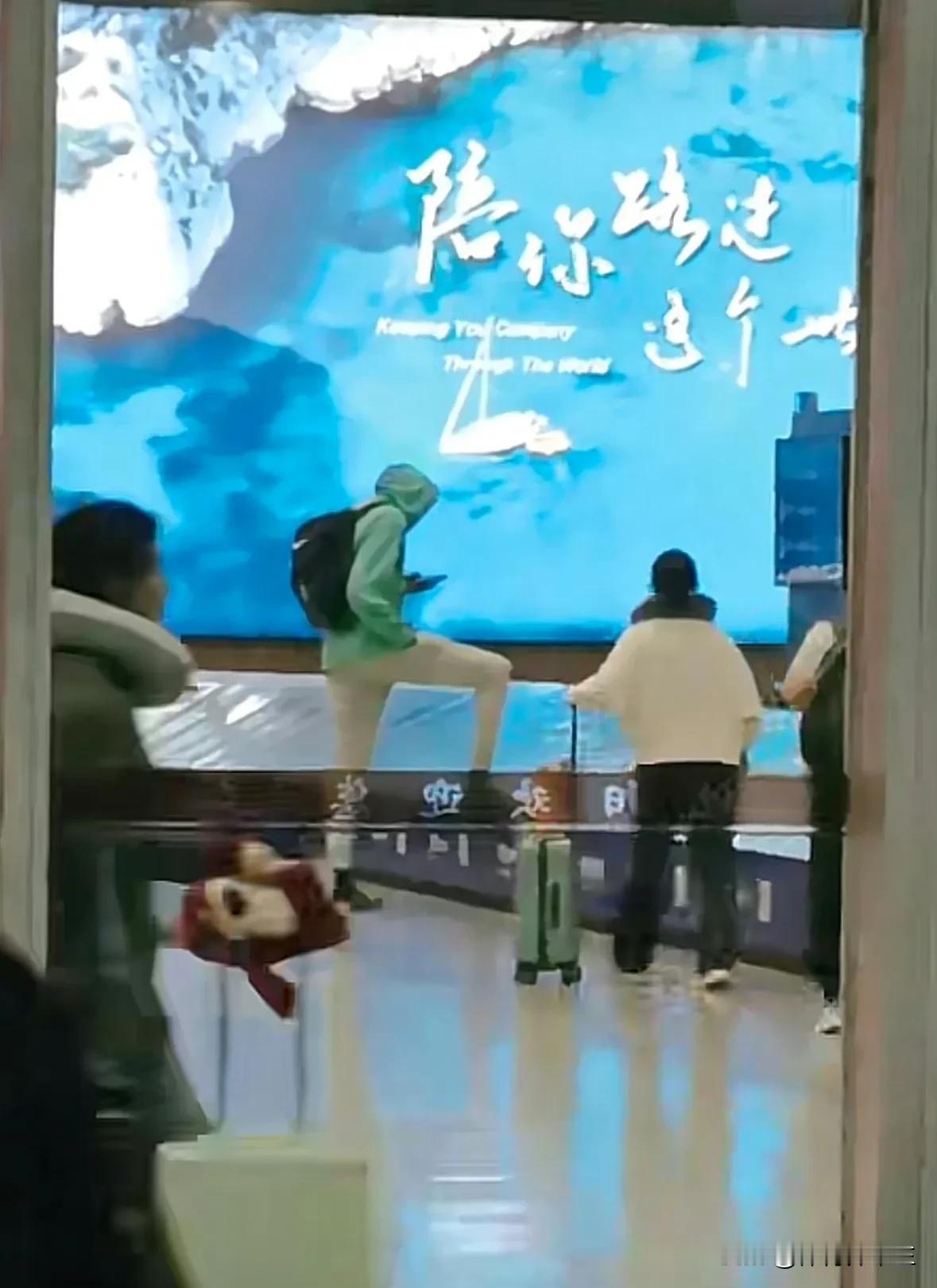 阿丘尔这第一印象就很不错，很贴心，中午落地，没选择晚上落地，怕天黑不好接。[飞吻