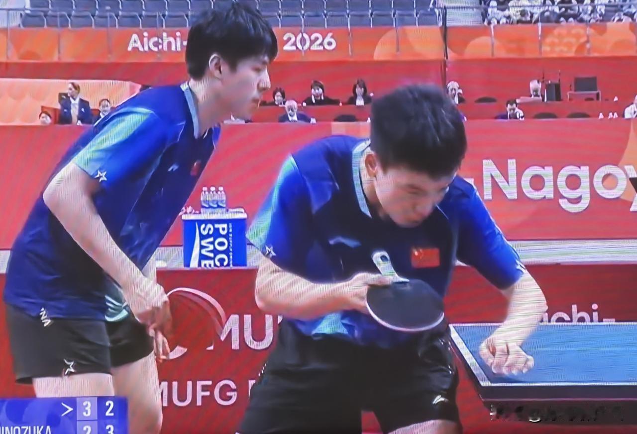 国乒组合痛失好局！
决胜局，国乒组合开局 3-5 落后！双方交换方位！

换边之
