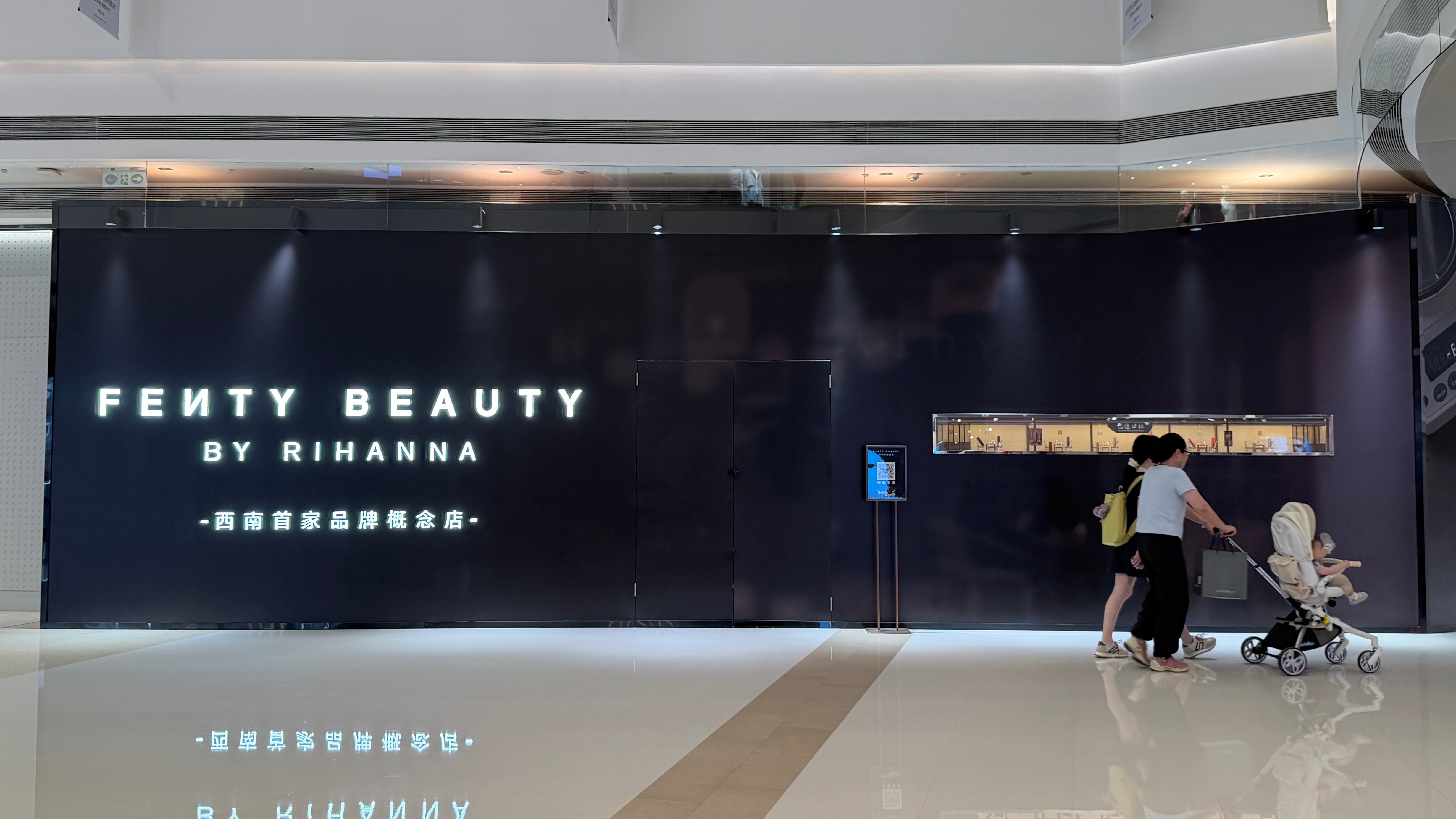 成万A馆的le labo和FENTY BEAUTY围挡。中庭还有byredo的快