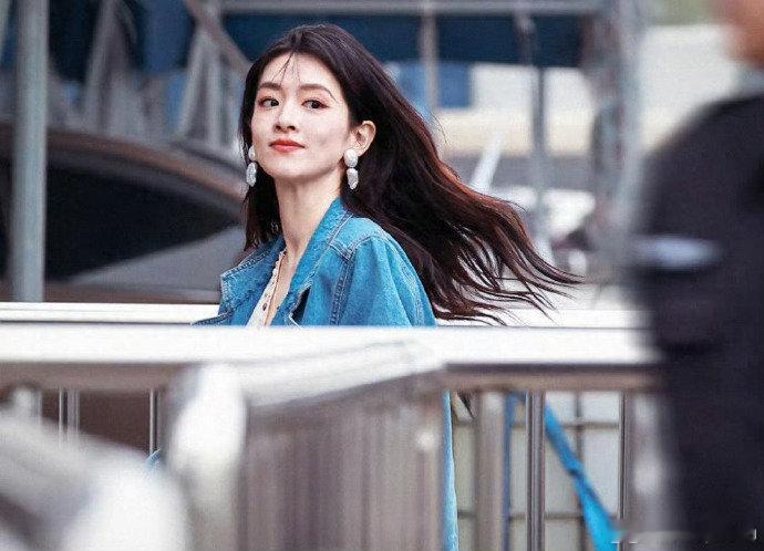 浪姐穿牛仔外套各有各的美姐姐们自带独特气场，同一件牛仔外套也能穿出不一样的时尚态