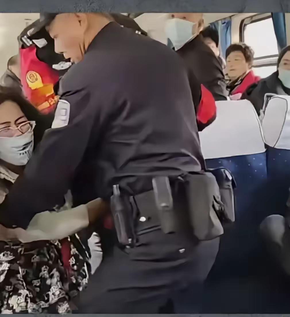 火车上这一幕看得人实在憋气，

十五岁小姑娘手持正规座位票上车，却被持站票的女士
