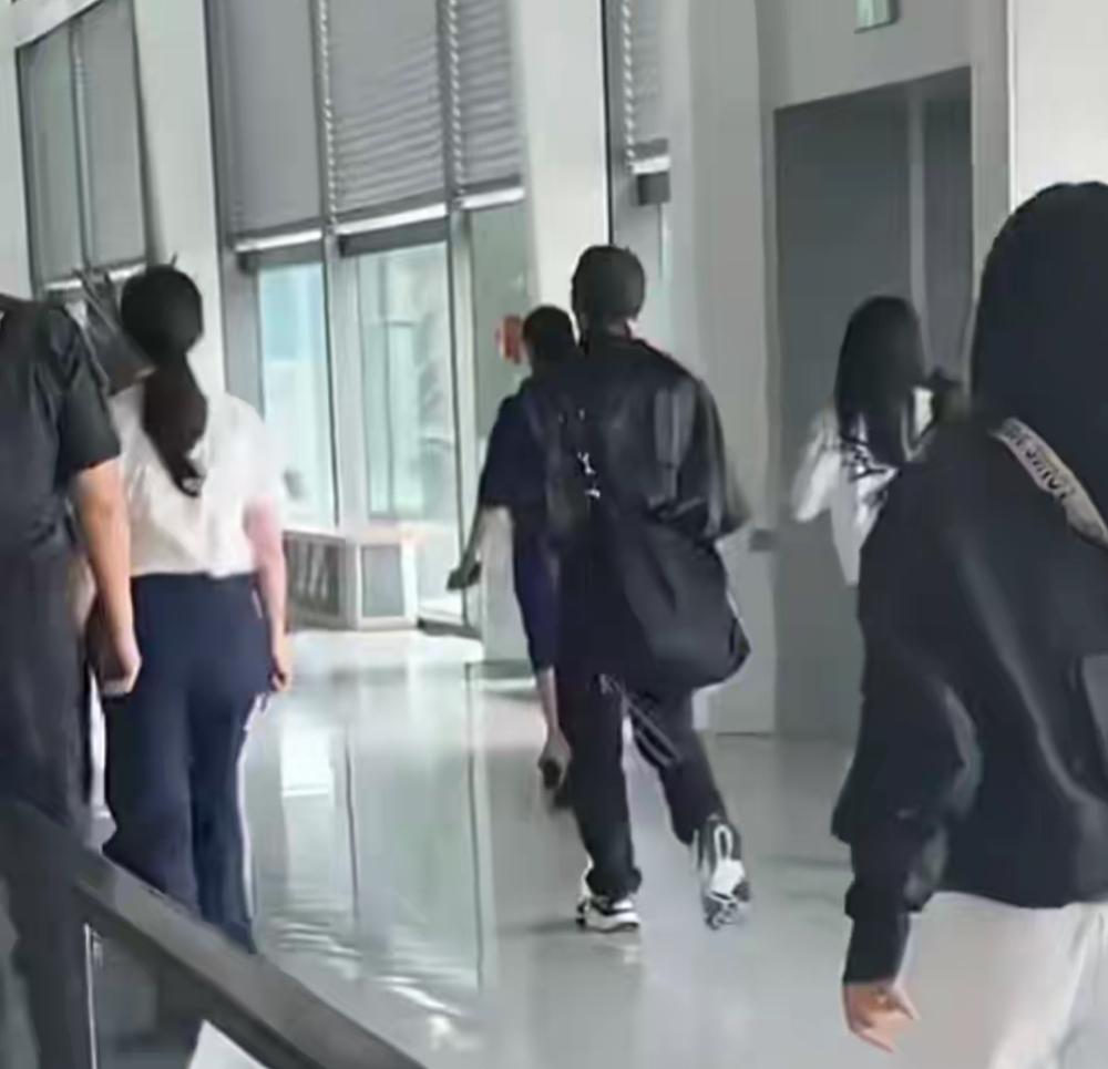 谢霆锋青岛演唱会照常举办
他一身黑衣低调现身青岛机场，是丧父后首次露面，神情低落