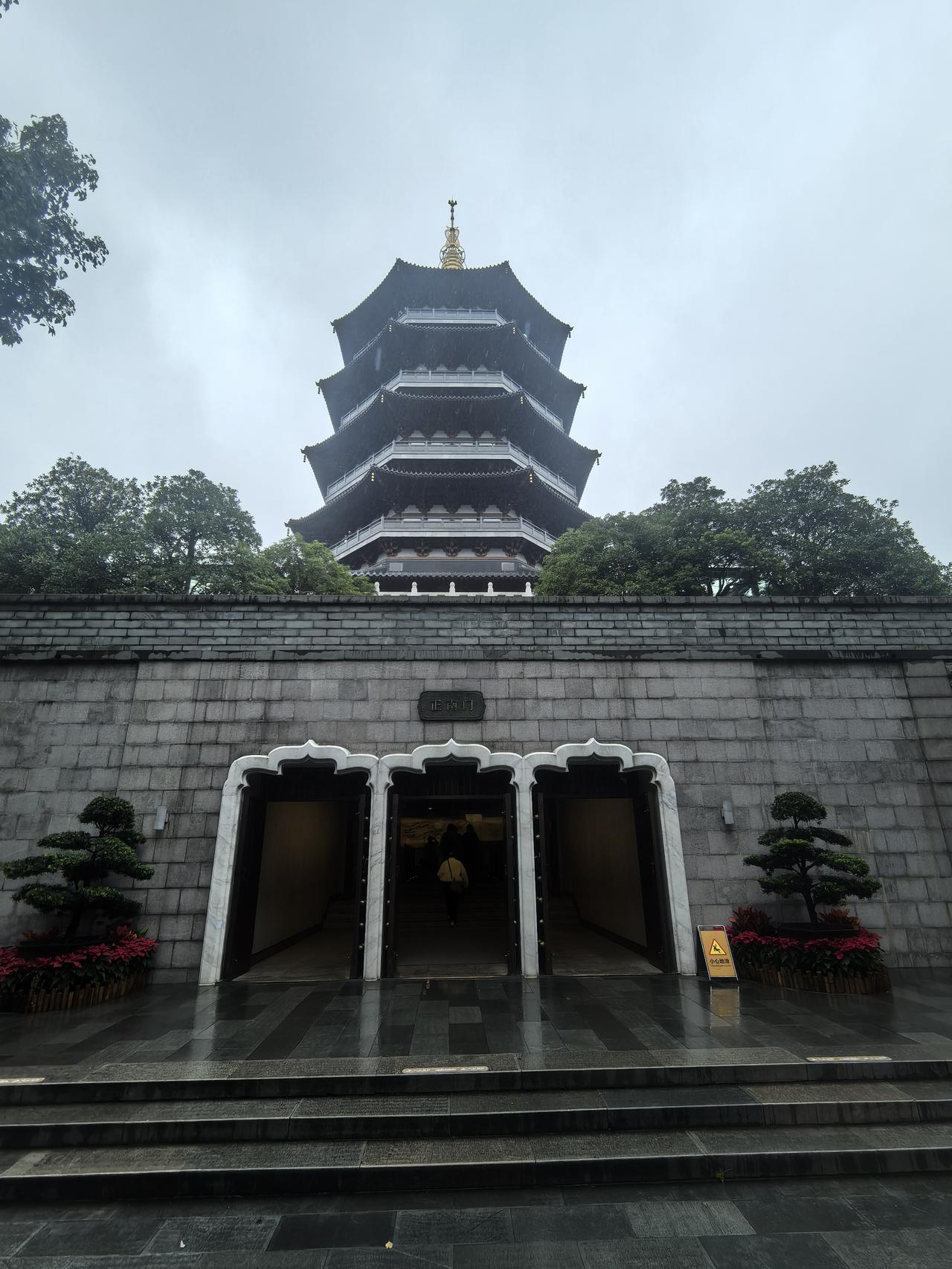 西湖美景确实名不虚传，但节假日去真的是心累，人山人海的，扰乱了旅游的兴趣。

国