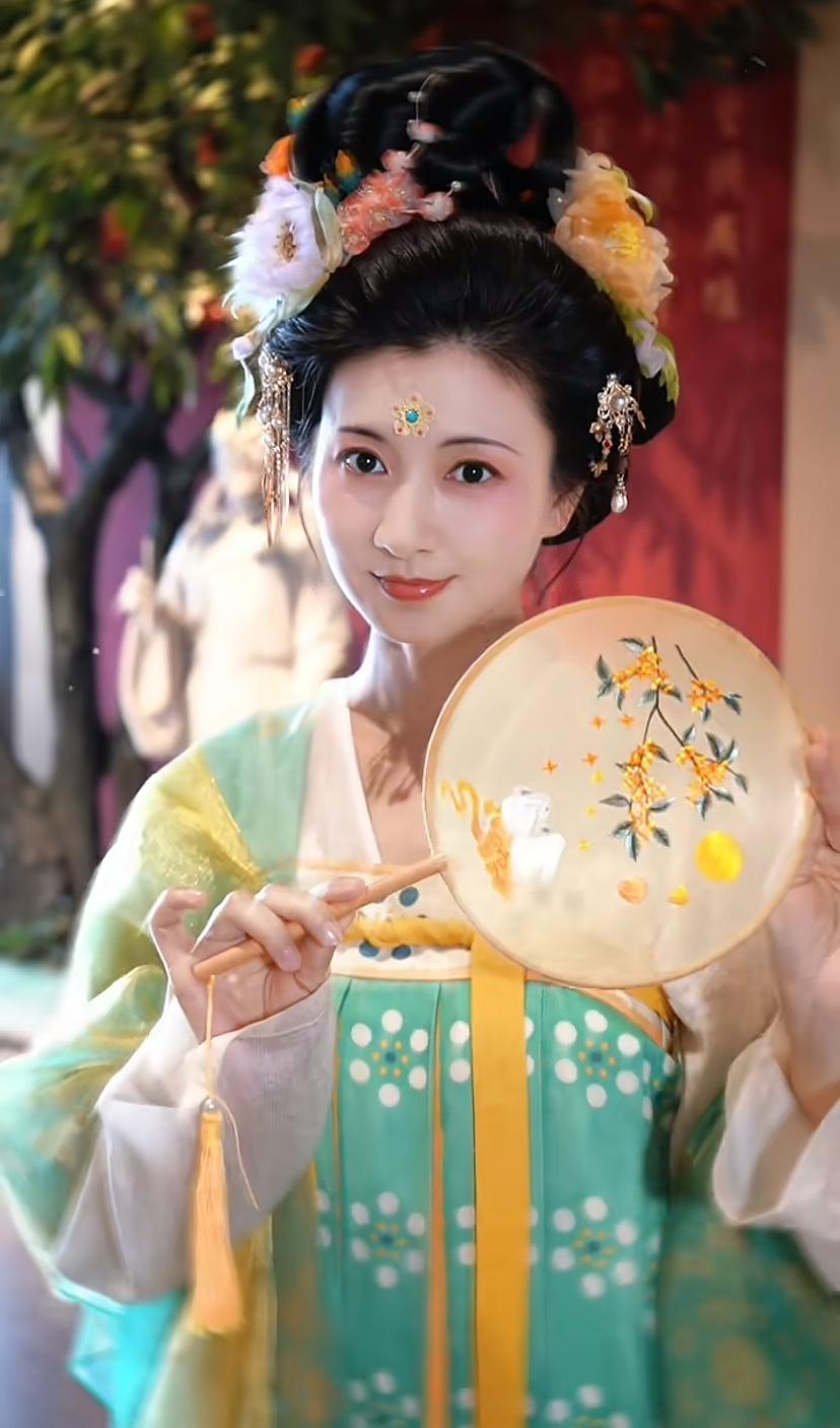 哇唔～感觉“眉姐姐”斓曦真的很适合穿唐朝和明朝的衣服啊，比她穿清朝的衣服好看多了