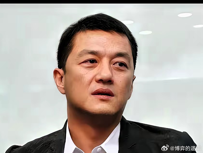李亚鹏这次真的翻身了！就在昨天，他站在镜头前，脸上带着笑，宣布了一个让所有人都惊