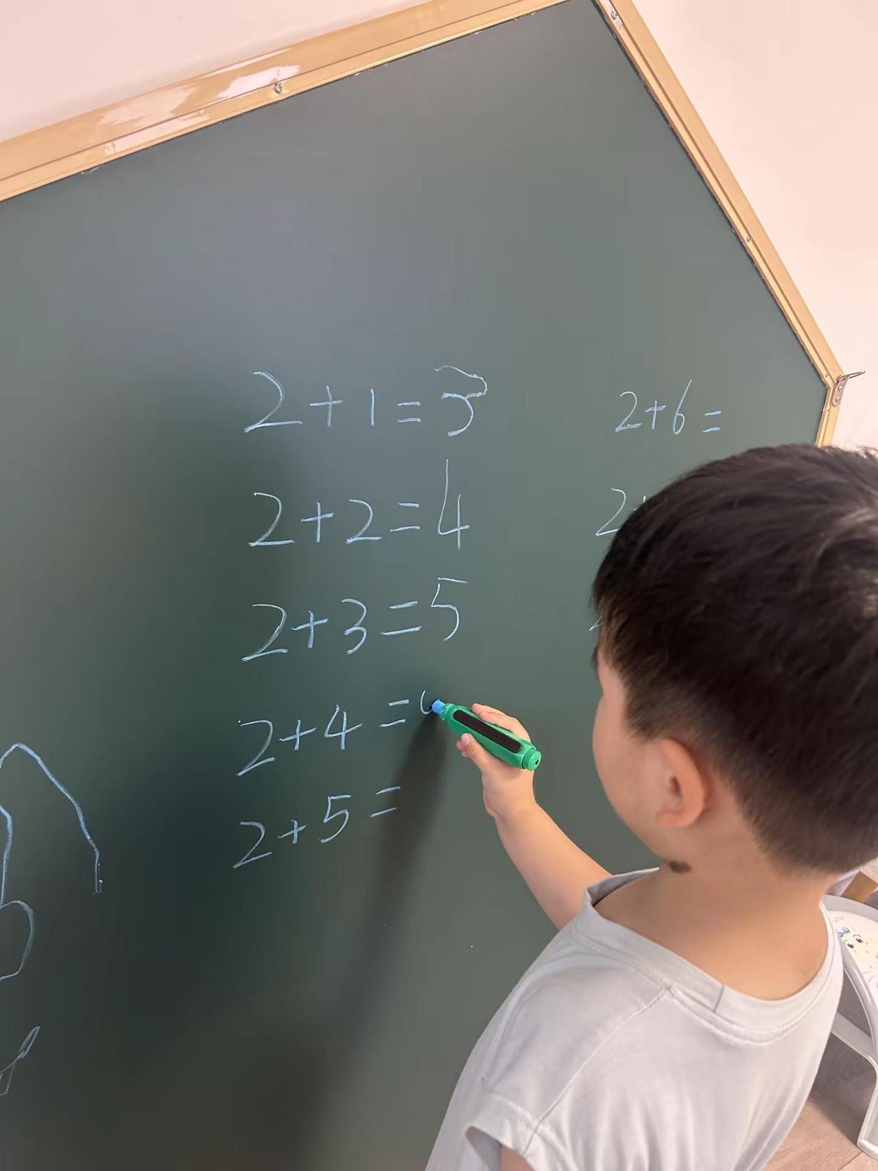 写算数好比算命 你们家孩子也是扳手指头数吗？