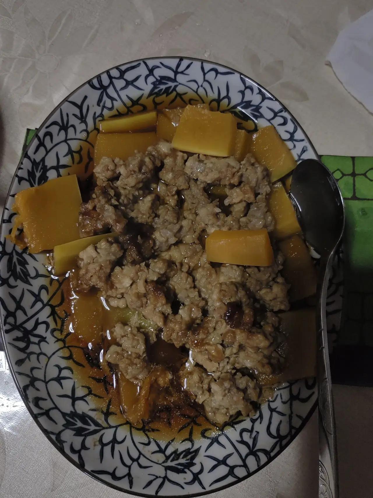 夏日来临，又到了适合品尝蒸菜的好时候。

买了腱子肉炖汤，却无人问津，于是，我把