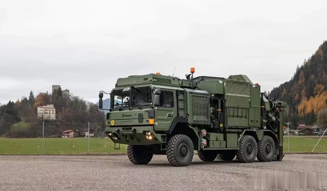 莱茵金属-MAN HX42M6×6抢险救援车
车辆中部搭载PK 41002EH-