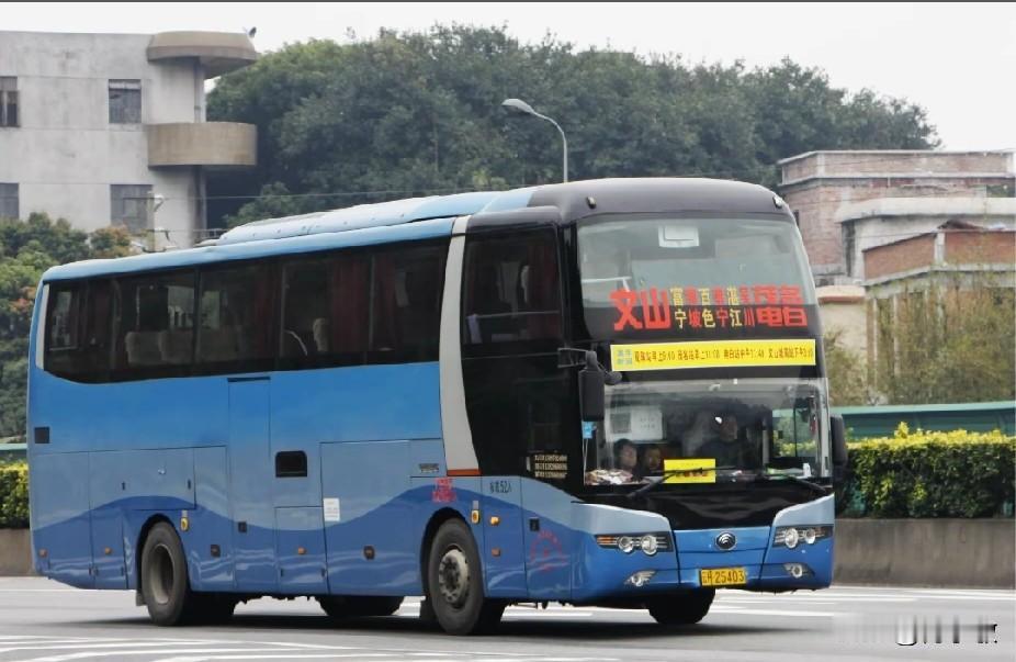 云南 文山远去的跨省长途大巴，不知还有多少在跑？
       早年文山跨省客运