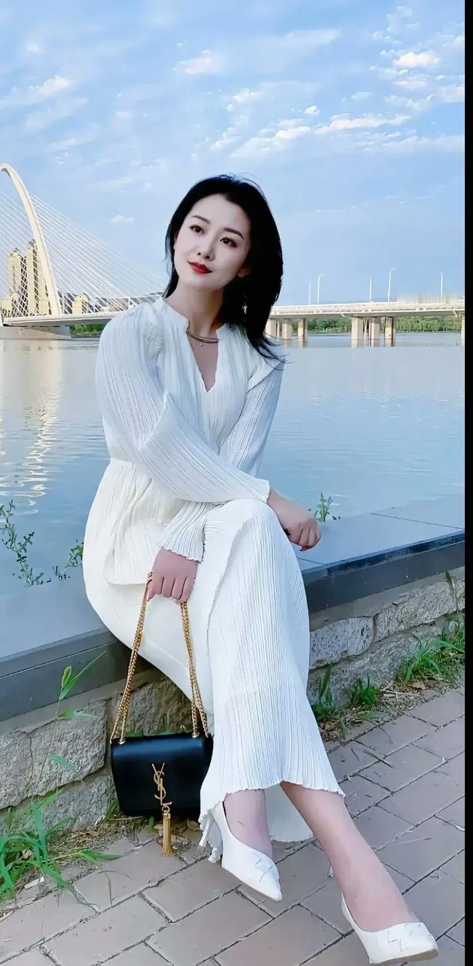 优雅白裙，河畔悠然，尽享宁静时光