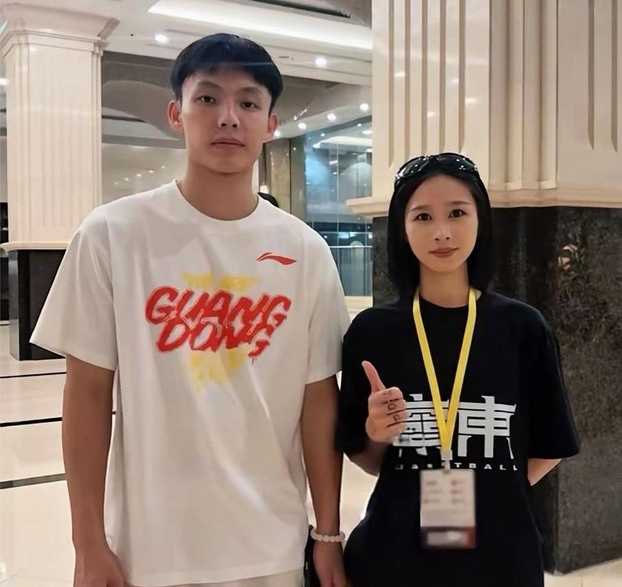 赛后暖心时刻！返回酒店热情宠粉，致谢现场球迷
 
比赛结束队伍返回酒店，现场早已