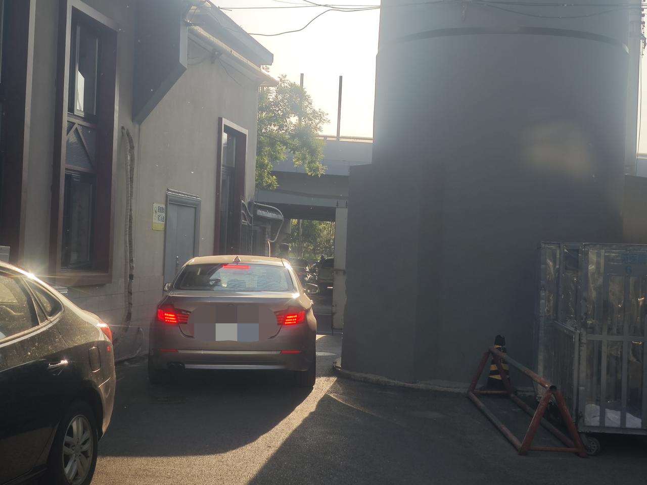 这恐怕是最窄的医院大门了吧？
在北京海淀区西苑医院，有这样一个侧门，一侧是个高高
