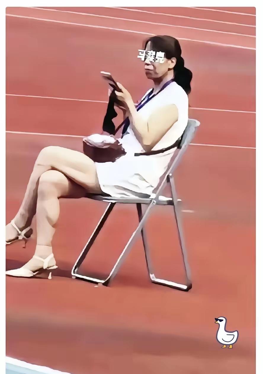 不用为她狡辩！甘肃平凉奏国歌事件的当事女子，不是残疾人，不聋不瞎也不哑，而是实实