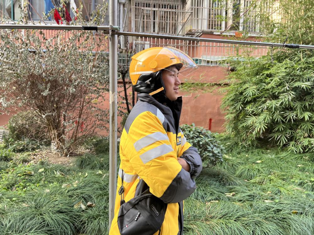 跑外卖三年不敢休息一天，存下来二十九万，终于还清了外债，给妈妈寄去了三万，自己留