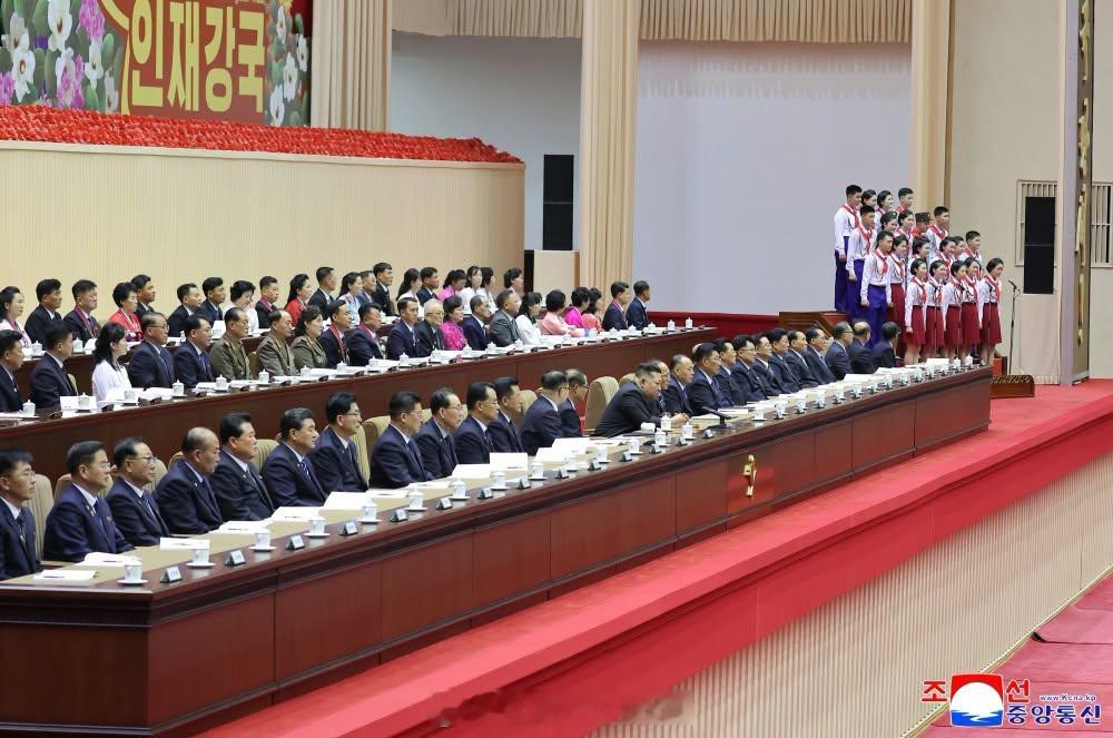 东北亚 朝鲜举办第十五次全国教员大会。将军致开幕词。他强调，教育为“国家头等大事