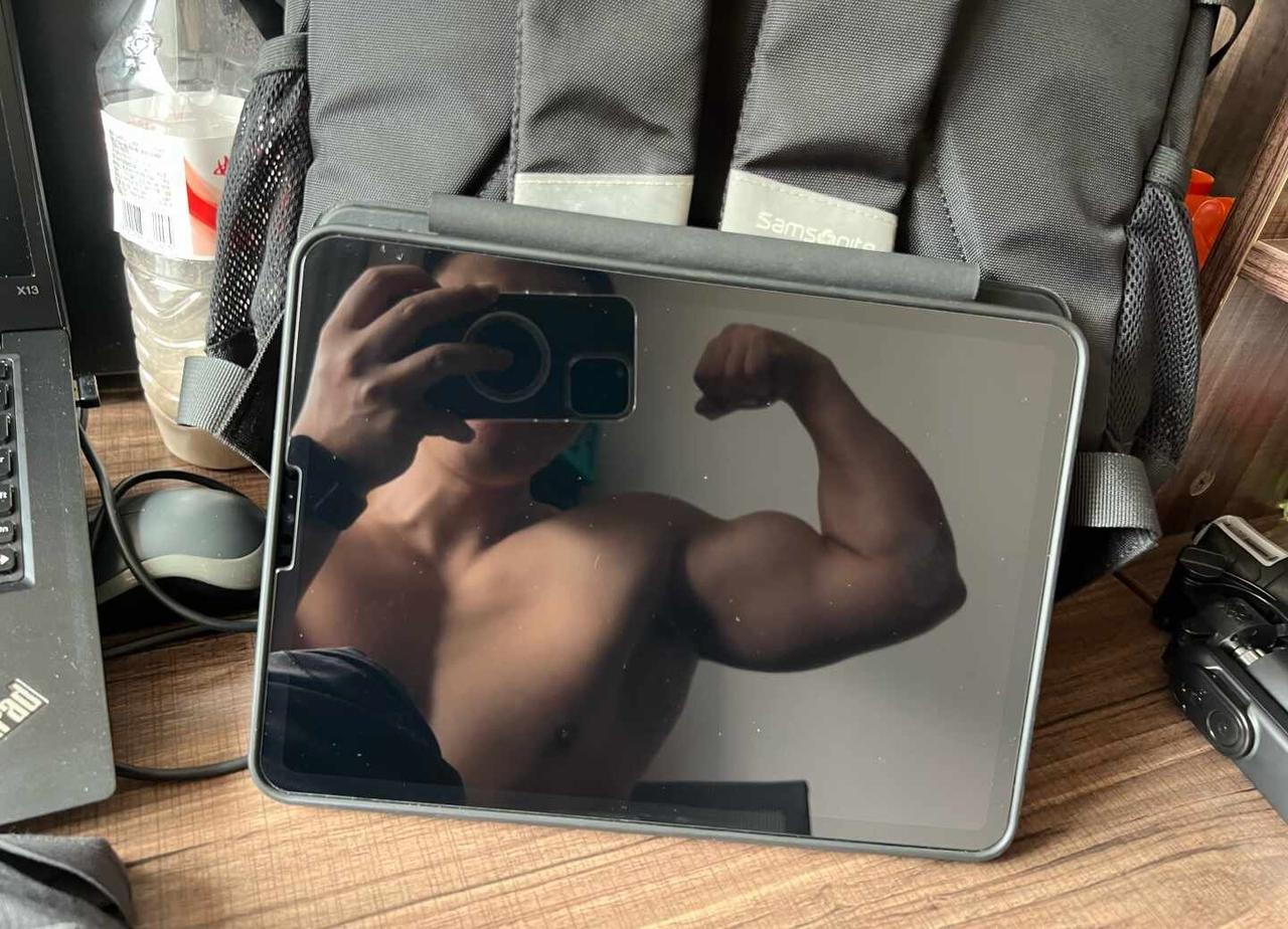 iPad屏幕上有灰尘，谁帮我擦一擦
上班用我的平板给大家放剧看，至于是什么剧你们