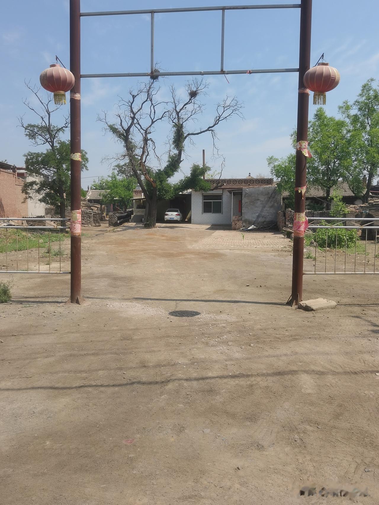 一句话佳句；
1、世界是运动变化的，没有人会永远坐在最后一排座位上。 
2、别人