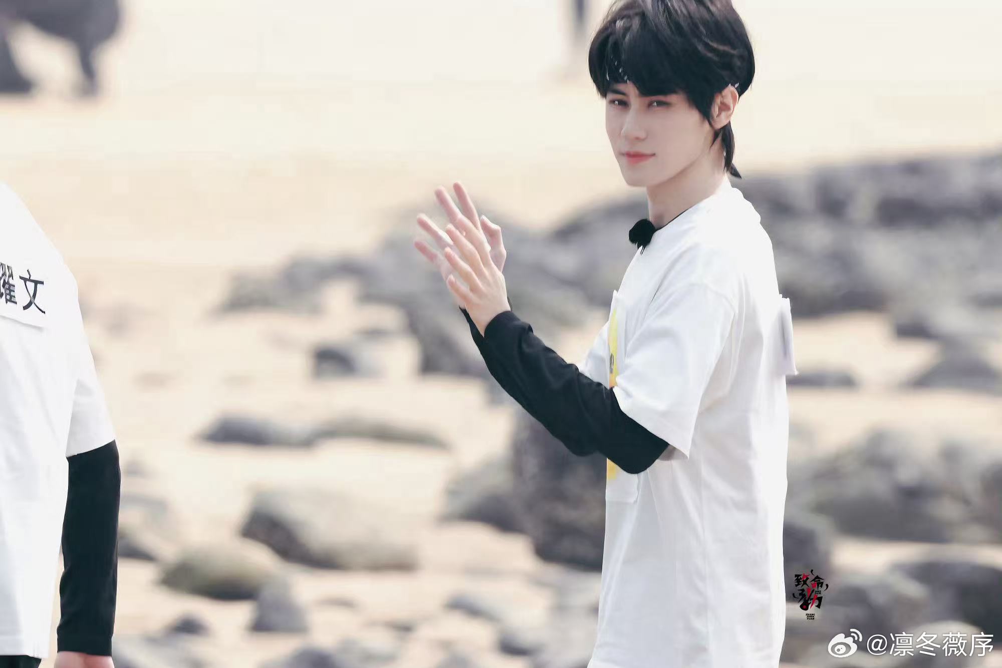 张真源跑男挡不住的青春气息张真源发带小子 谁能拒绝发带造型的张真源啊，现身跑男海