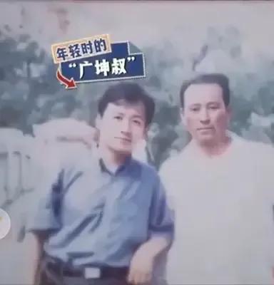 把谢广坤化妆成霸总，原来不是瞎化的，而是还原了谢广坤年轻时的风采[灵光一闪][狗