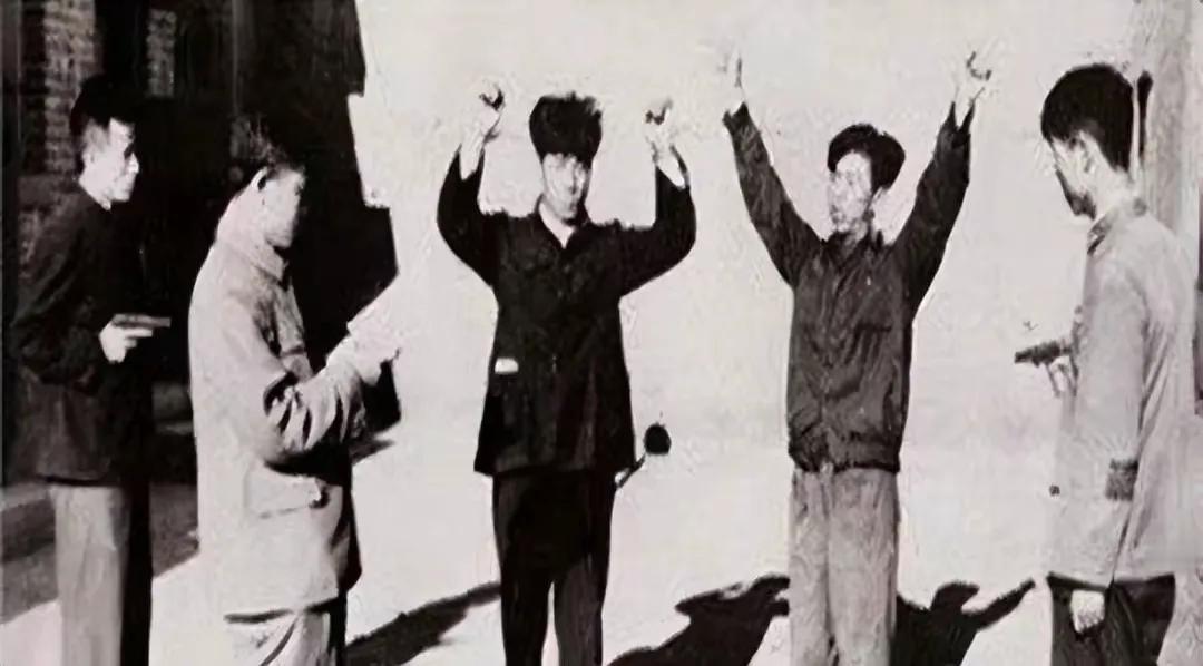1986年，一女子和两个男子在参观故宫时，突然说道：“这个大殿才和我般配，等我登