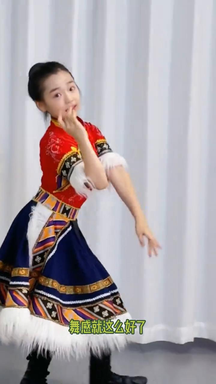 小酒窝居然凭借三支舞荣获舞蹈世界特金奖，算得上是蛮有含金量的了。据说小酒窝的舞蹈