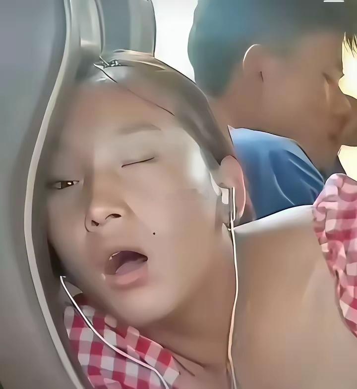大巴车上，发现这位姑娘一直偷偷看我是啥意思啊？ ​​​