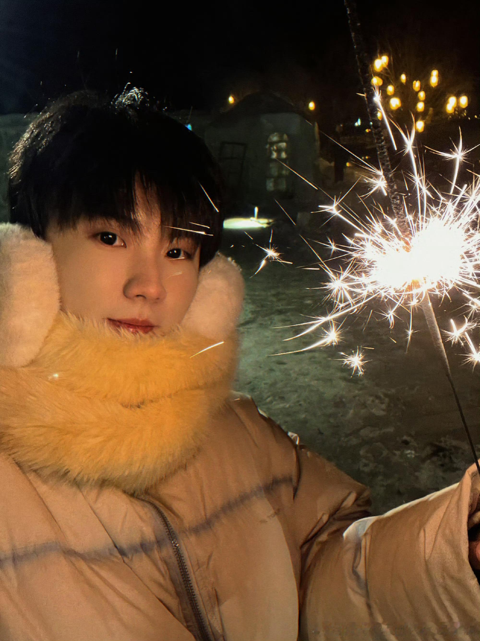 马嘉祺回头看看，期待六周年演唱会 