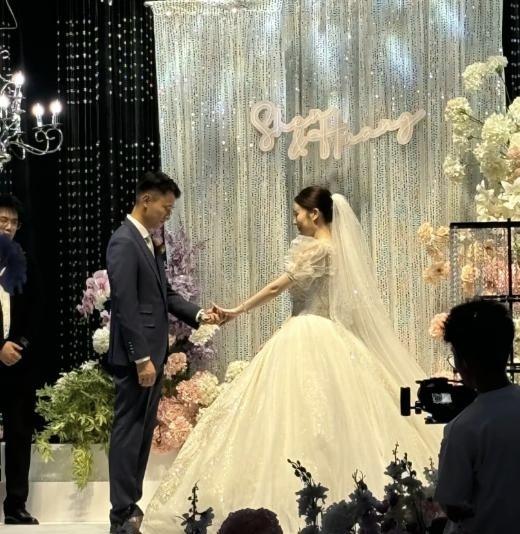 女子八年拒绝男友求婚八次，最后2024年，男子娶了别的女人，而她得知男子要结婚的