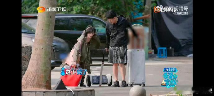 黄灿灿黄灿灿在每个综艺留下个笑点就跑了亲爱的客栈日常迷糊属性藏不住，热心做事却频