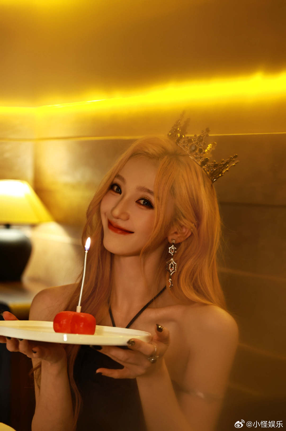 肖燕金发生日照肖燕金发造型美到发光，一眼沦陷 