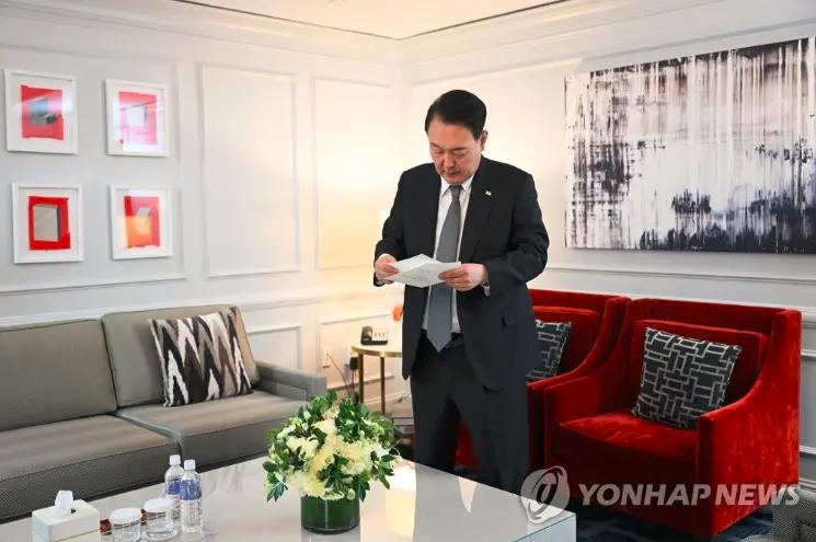 拜登悼念尹锡悦的父亲

尹锡悦的父亲在15日去世

这个儿子不在家守孝，却跑到美