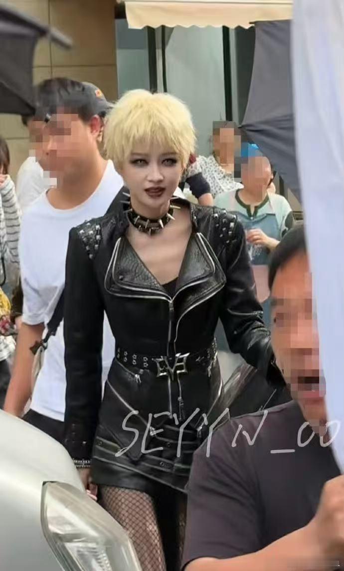 谁给孙怡搞的雷霆造型孙怡眼线 谁给孙怡搞的雷霆造型，这大黑眼线也太抢镜了！ 