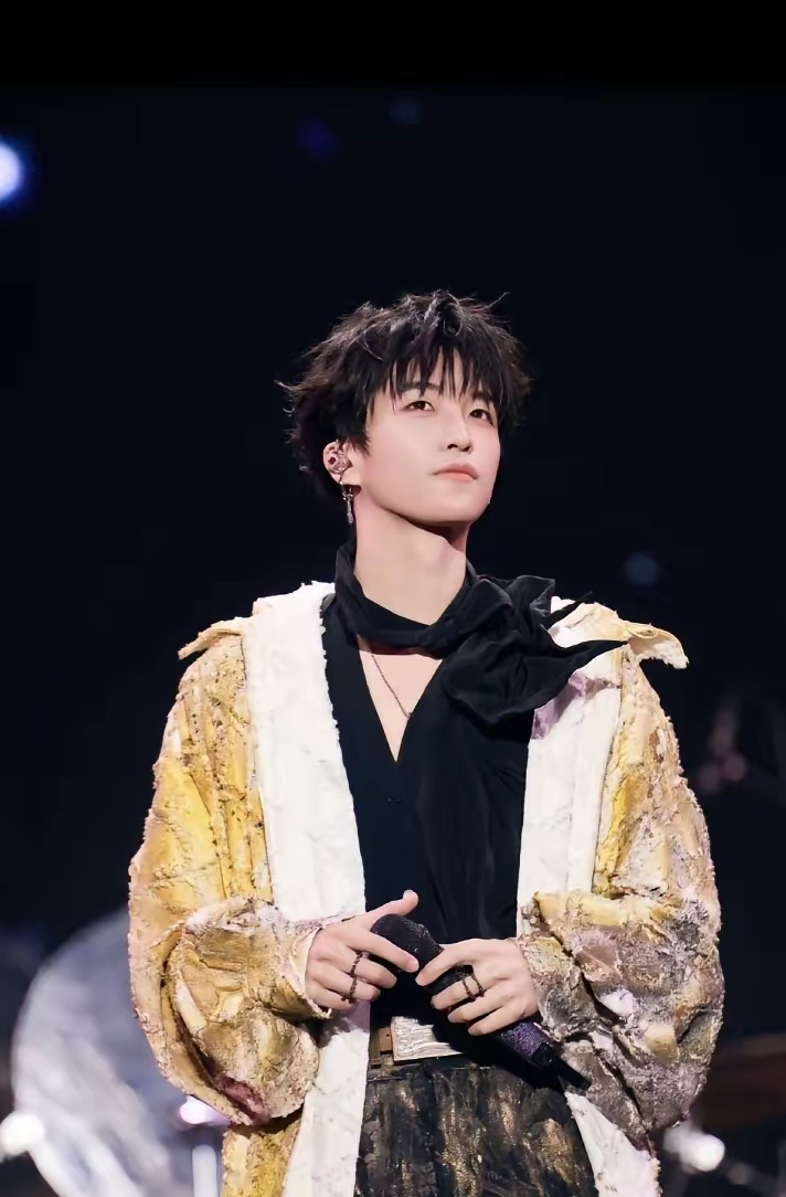 黄子弘凡爸爸是国家一级演员歌手黄子弘凡出身音乐世家。父亲黄金中是国家一级演员、著