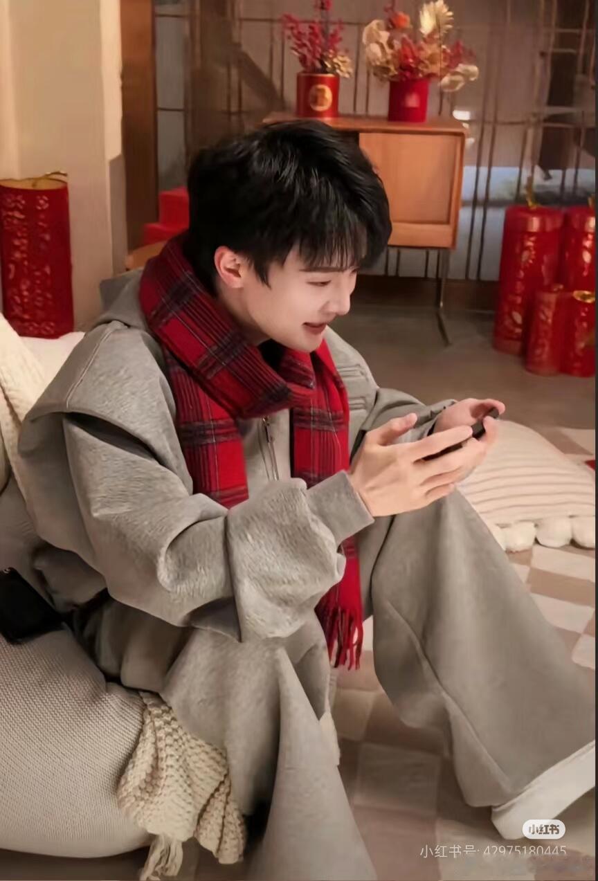 周深饭撒用跳的周深饭撒也太萌了！被车子挡住和粉丝打招呼，直接原地蹦跳挥手，车顶闪