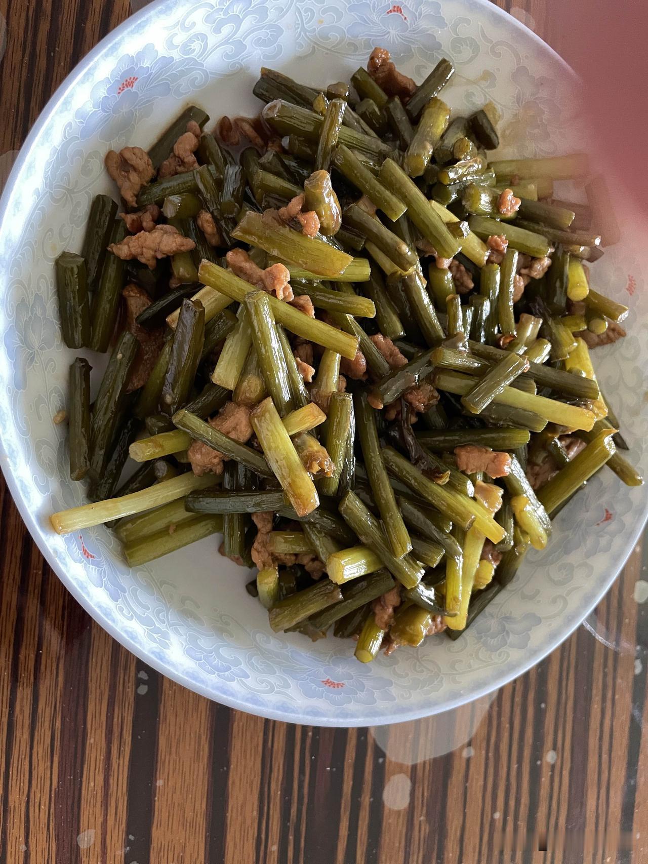 前两天想去菜市场买点菜，走到半路过街桥下有个小贩，摆着白菜辣椒西红和蒜苗。有日子