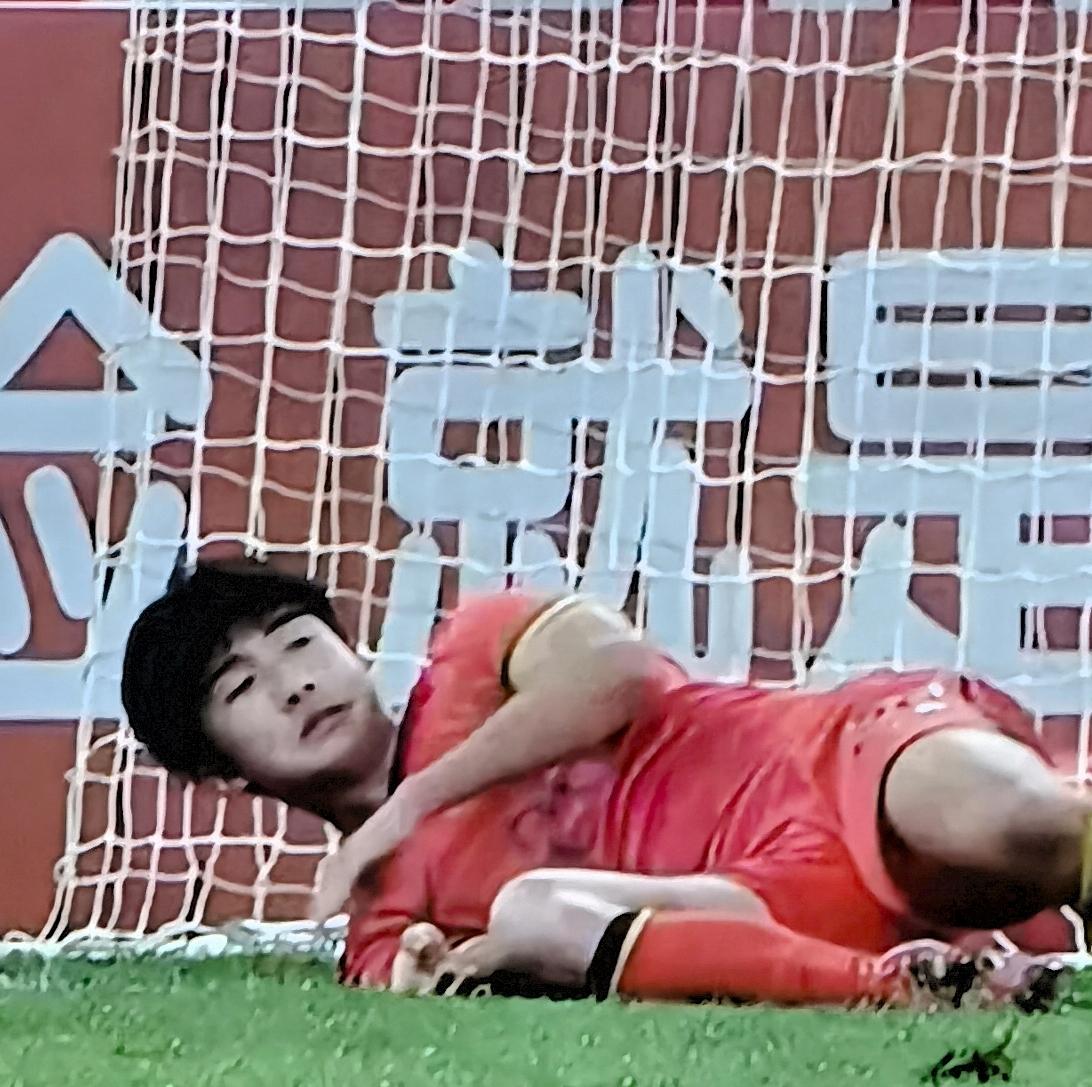 泰国队一3号球员在最后一分钟被红牌罚下。中国队前场任意球未形成威胁，终场哨声了。