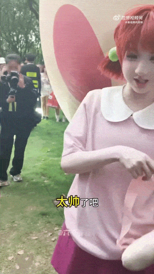 华晨宇[超话]华晨宇成悟空诱捕神器 朋友用花花的专辑当诱饵，真的在漫展抓到了co