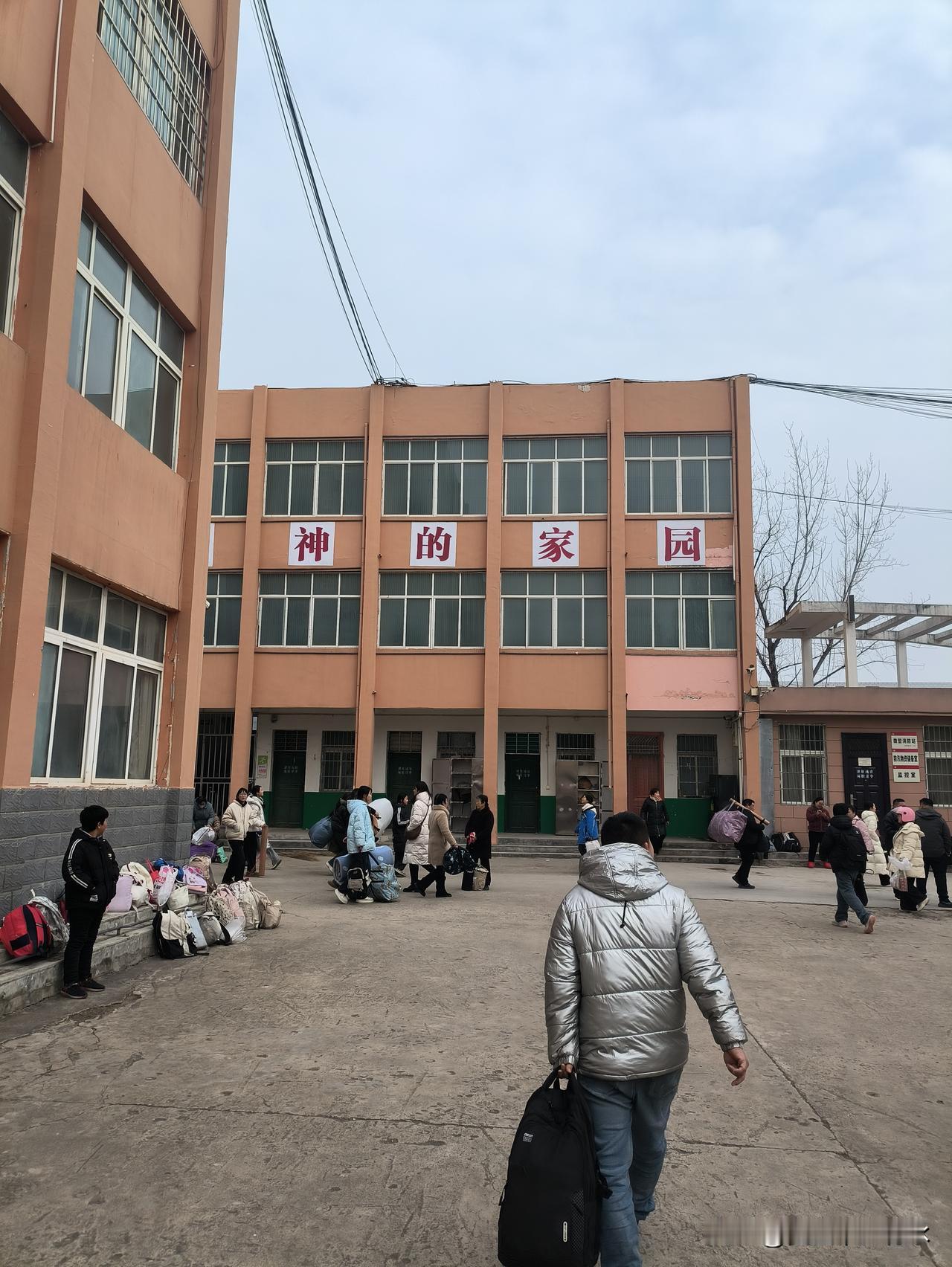 赠人玫瑰，手留余香。帮助他人，自己也会收获由衷的快乐与幸福感。
做善事可为子孙积