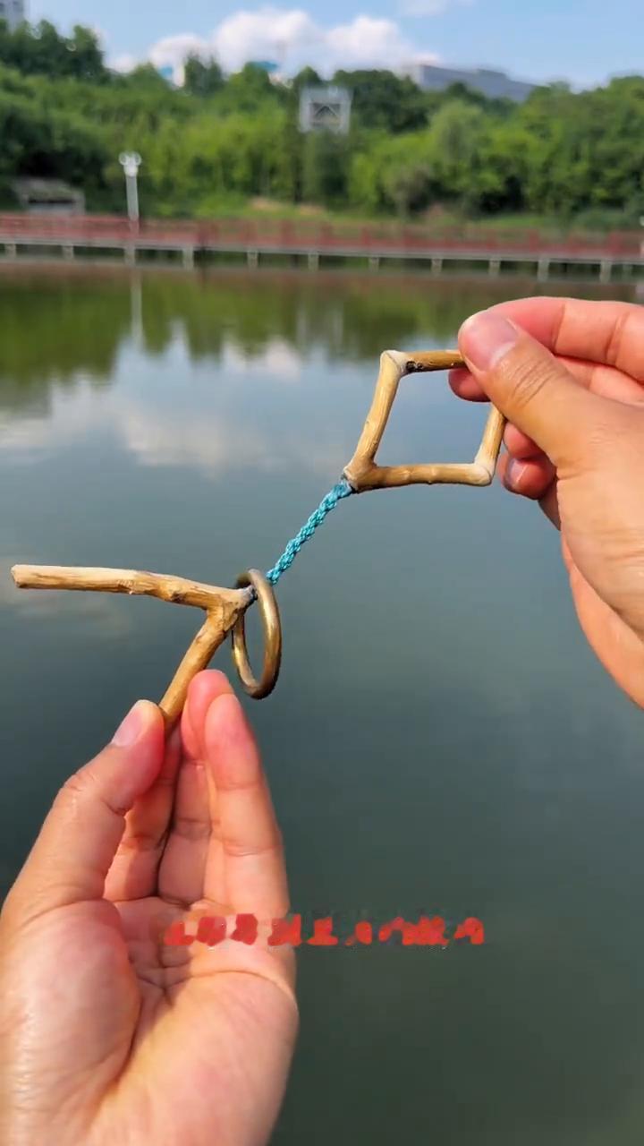 智取圆环。
聪明人只需看一眼就知道如何取出这个金环，而那些脑筋不开窍的人就算给他