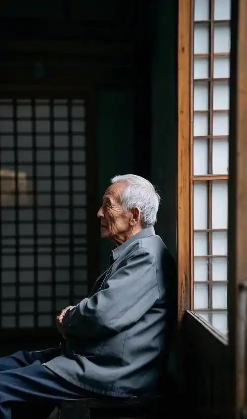 楼道里的声控灯坏了三天，李爷爷终于摸索着换了新灯泡。亮起来的瞬间，他对着空荡荡的