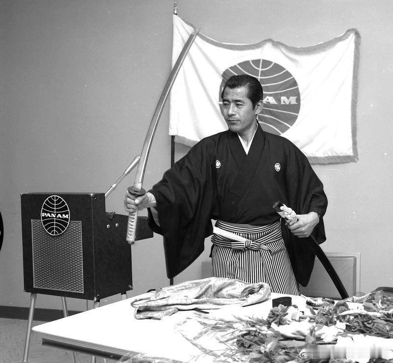 1965年洛杉矶一场媒体见面会上的三船敏郎 ​​​