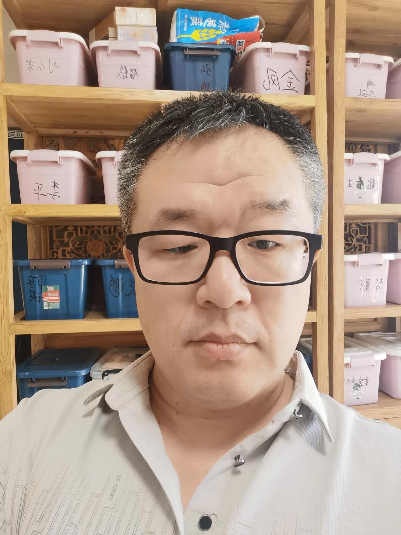 提示词：
歪着头，一只眼睛俏皮地眨动，另一只眼睛弯弯地笑着，单侧的嘴角向上扬起，