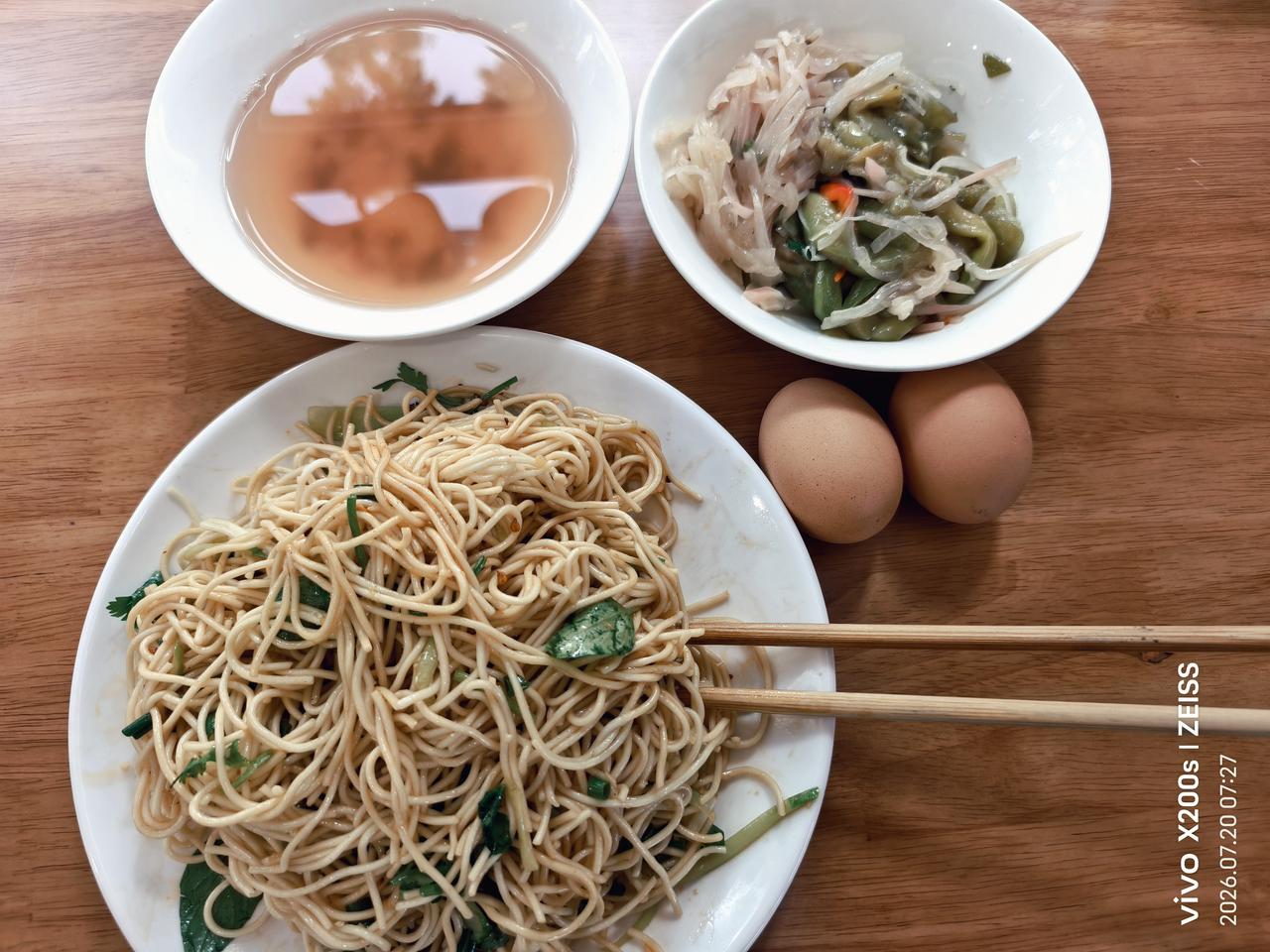 夏日生活打卡季营养早餐：凉面、水煮蛋、茄子萝卜、绿豆汤。